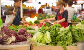femme au marché de légume