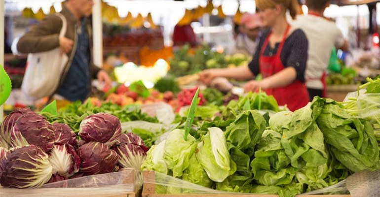 femme au marché de légume